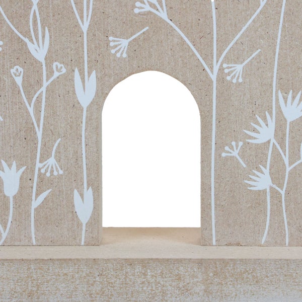 Dekorationselement mit floralem Muster und Fenster