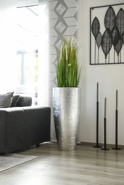 Hoher Pflanzkübel in Silber mit strukturierter Mosaik-Oberfläche.