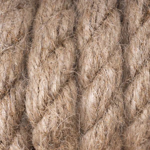 Nahaufnahme eines Seils aus Naturfasern mit grober, gedrehter Textur.