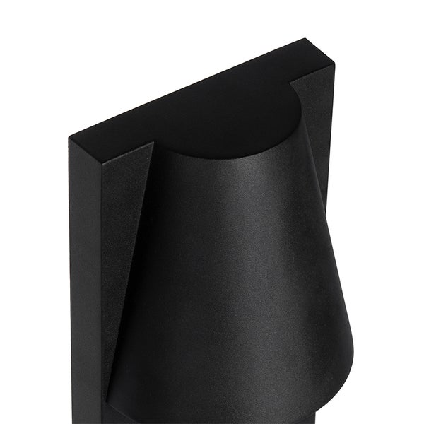 Schwarze Wandleuchte aus Metall mit kegelförmigem Schirm.