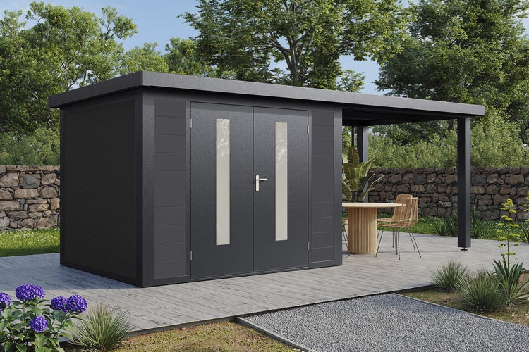 Modernes Gartenhaus mit Flachdach und seitlichem Anbau auf einer Holzterrasse im Garten, Doppeltür mit Lichtausschnitten.