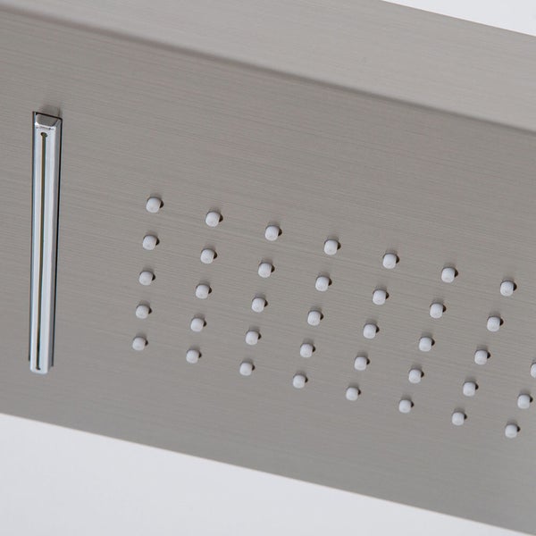 Detailansicht einer Kopfbrause aus gebürstetem Metall mit Silikondüsen zur Entkalkung