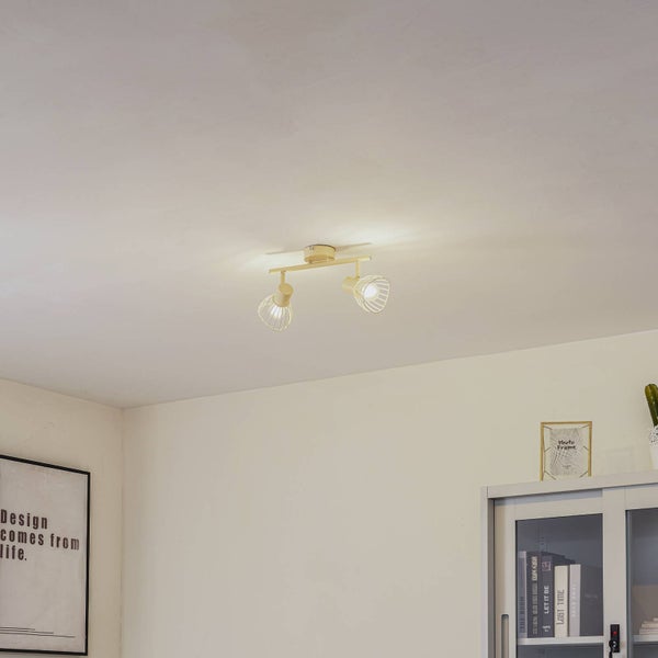 Deckenleuchte mit zwei Strahlern im Wohnzimmer