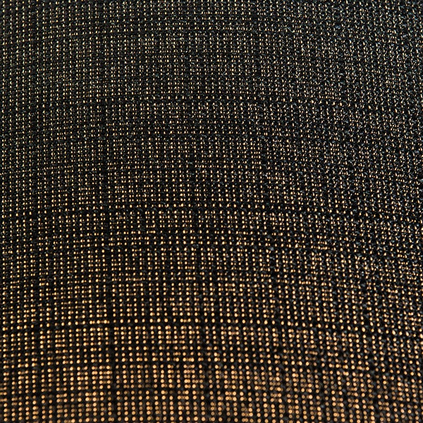 Nahaufnahme einer fein gewebten Materialstruktur mit glänzenden metallischen Fäden.