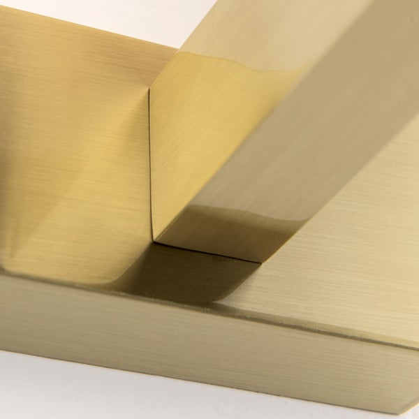 Nahaufnahme eines Türgriffs aus gebürstetem Metall mit rechteckigem Design
