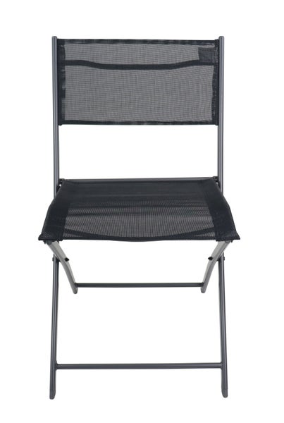 Heller Raum mit Stuhl, Decke und Vasen vor einer beigen Tapete.