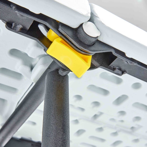 Grauer Ampelschirm mit dunklem Gestell und Standfuß für Garten oder Terrasse.