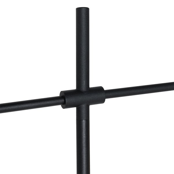 Detailaufnahme einer Kreuzverbindung aus schwarzem Metall für dünne Rundstäbe.