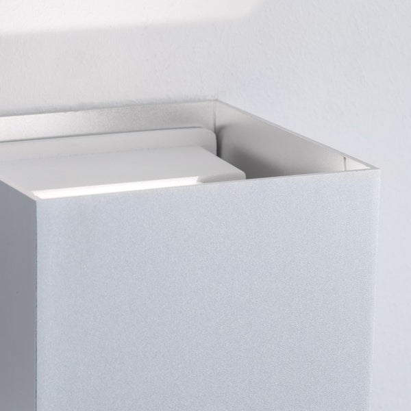 Quadratische Wandleuchte für den Außenbereich aus Aluminium mit integriertem Leuchtmittel.