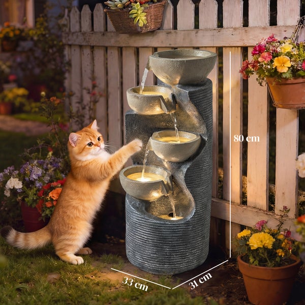 4-stufiger Gartenbrunnen mit Beleuchtung und Wasserfall-Effekt, Maße 80 mal 33 mal 31 Zentimeter, in einer Gartenszene mit Zaun und Katze.