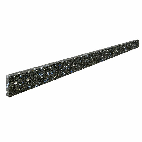 Küchen-Wandabschlussleiste mit dunkler Granitoptik und gesprenkelter Oberfläche.