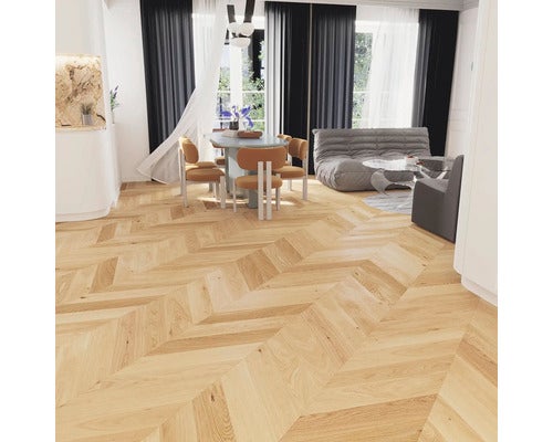 Wohnraum mit Fischgrätparkett, Esstisch und Sitzgruppe