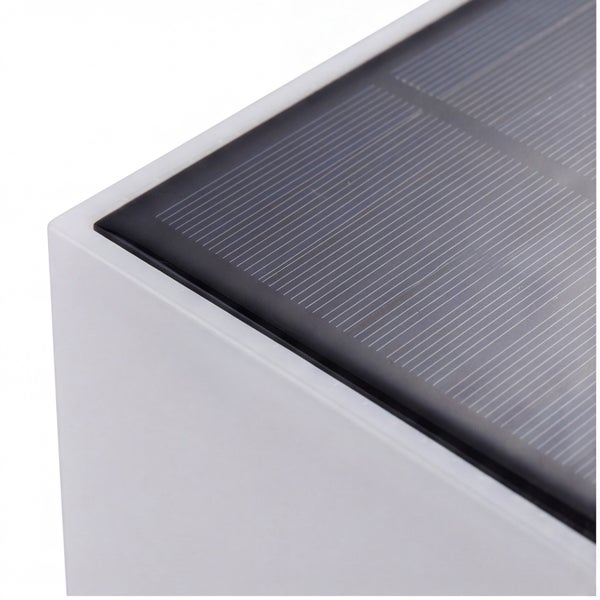 Detailansicht eines quadratischen Solarpanels zur Energieerzeugung für Außenleuchten.