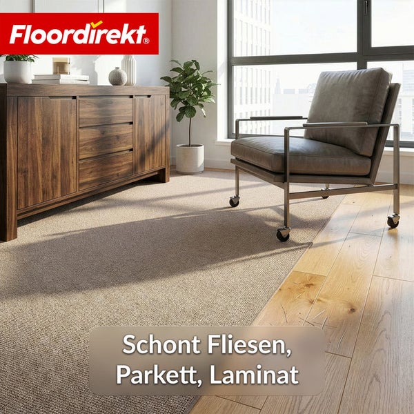 Wohnzimmer mit beigem Teppichboden, Holzschrank und Sessel