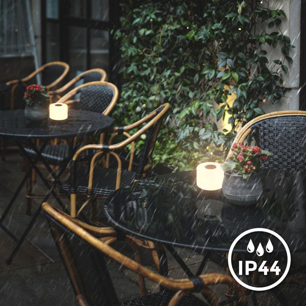 Hochglänzendes Parabolraster aus Metall für Einlegeleuchten mit weißem Rahmen.