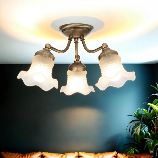 Deckenleuchte mit drei Armen und Lampenschirmen in Blütenform