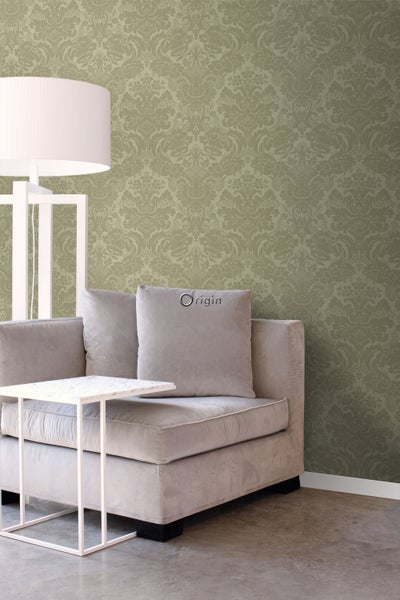 Einrichtungsbeispiel mit einer detailreichen gemusterten Tapete, kombiniert mit einem Sofa und einer Lampe.