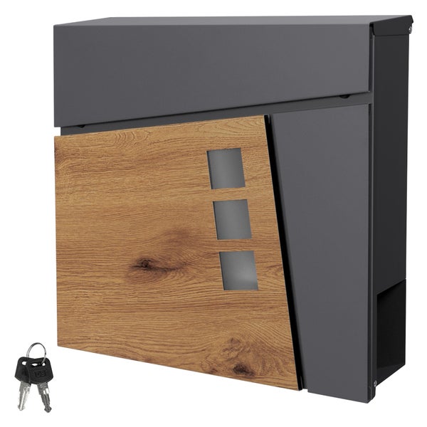 Moderner Wandbriefkasten in Anthrazit mit Front in Holzoptik, drei quadratischen Sichtfenstern, integriertem Zeitungsfach und zwei Schlüsseln.