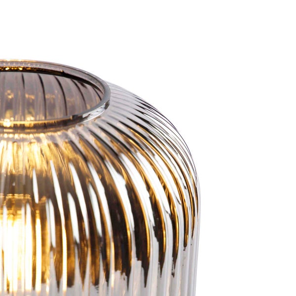 Detailaufnahme einer gerippten Glasvase