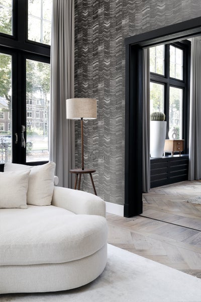 Innenraumansicht mit Sofa, Stehlampe und gemusterter Tapete