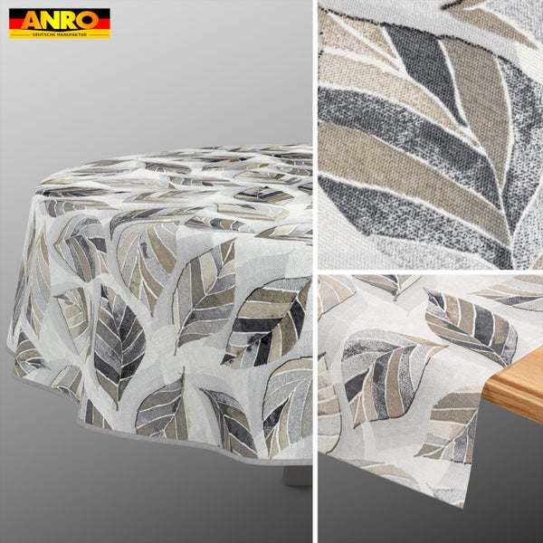 ANRO Logo. Rundes Tischtuch mit Blattmuster in Grau und Beige. Detailansicht der Textur und Fall an einer Tischkante.