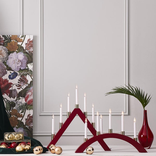 Weihnachtsdekoration mit LED-Kerzenleuchter, Weihnachtskugeln und Blumenvase