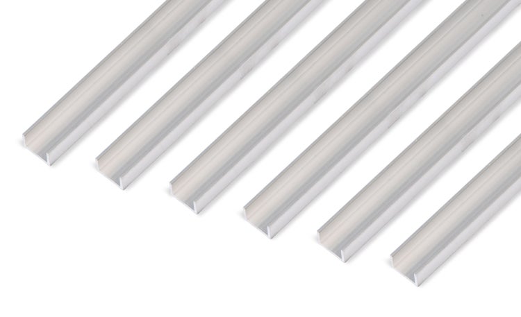 Mehrere Aluminium U-Profile als gerade Leisten