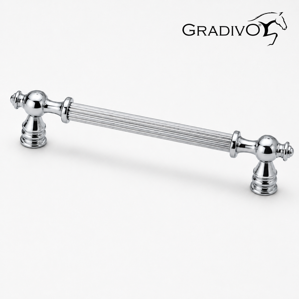 Verchromter Möbelgriff von Gradivo im klassischen Design mit geriffeltem Stab und verzierten Endstücken. Gradivo Logo.