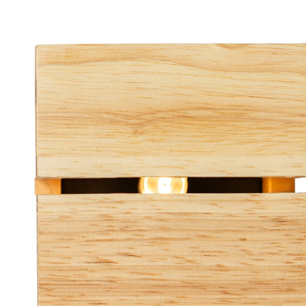 Wandleuchte aus hellem Holz mit integriertem Leuchtmittel im Lichtspalt