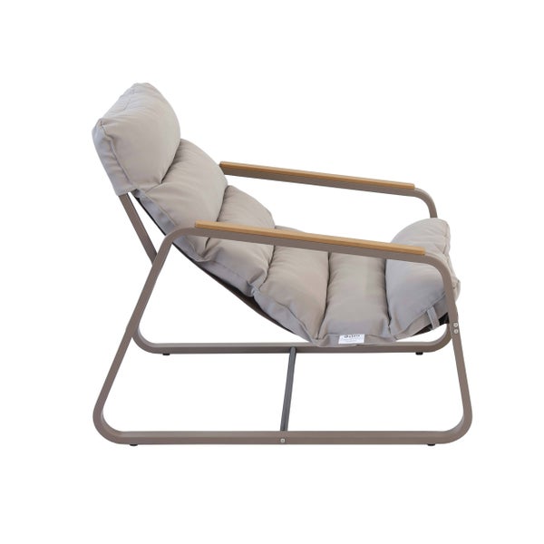 Moderner Garten-Loungesessel mit grauem Metallgestell, Holzarmlehnen und grau gepolsterten Kissen.