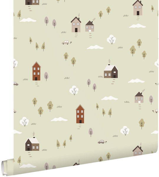 Vliestapete mit einem Muster aus kleinen Häusern, Bäumen, Wolken und Autos in einem Landschaftsdesign.