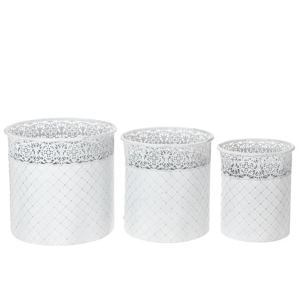 Dreiteiliges Set Pflanztöpfe aus Metall mit geprägtem Rautenmuster und dekorativem Spitzenrand.