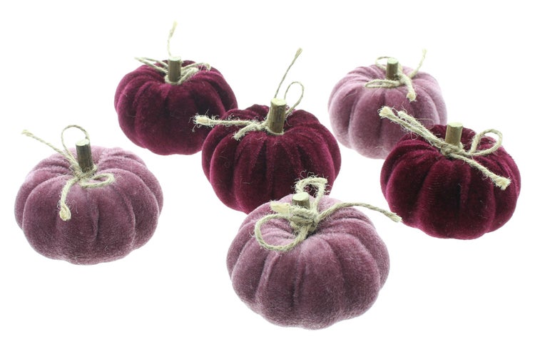 Set aus sechs dekorativen Kürbissen aus samtigem Material mit Juteschnur, ideal als Herbstdekoration.