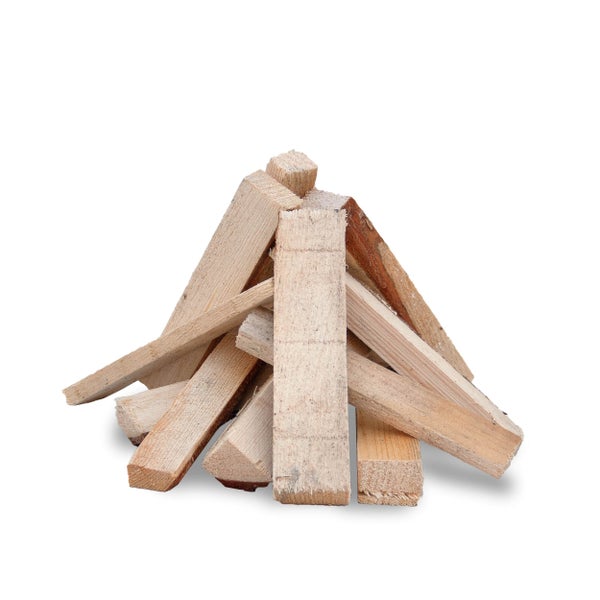 Stapel aus trockenem Kaminholz als Anzündholz für Kamine und Öfen