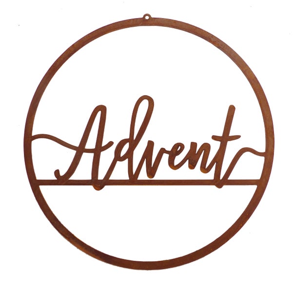 Runder Wandbehang mit Advent Schriftzug aus Metall in Edelrostoptik als Weihnachtsdekoration.