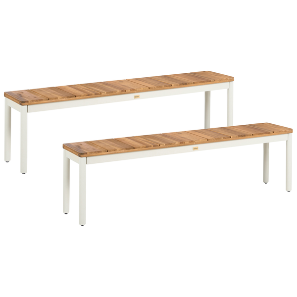 Zwei Gartenbänke ohne Rückenlehne mit Sitzfläche aus Holzlatten und Metallgestell