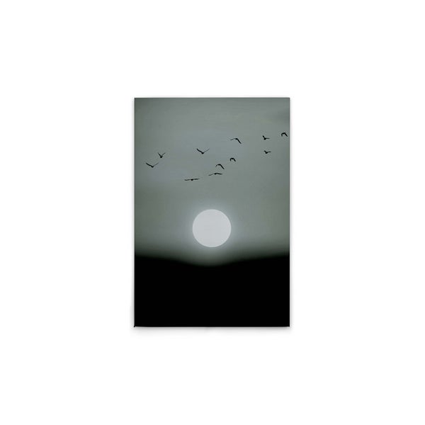 Gemälde mit einer Vogelsilhouette vor dem Vollmond