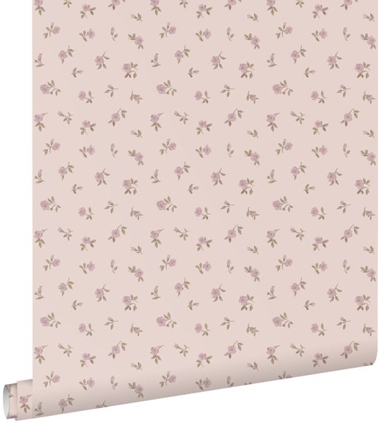 Tapete mit kleinem Blumenmuster in einem Kinderzimmer hinter einem Bett mit Kissen und einem Stoffhasen.