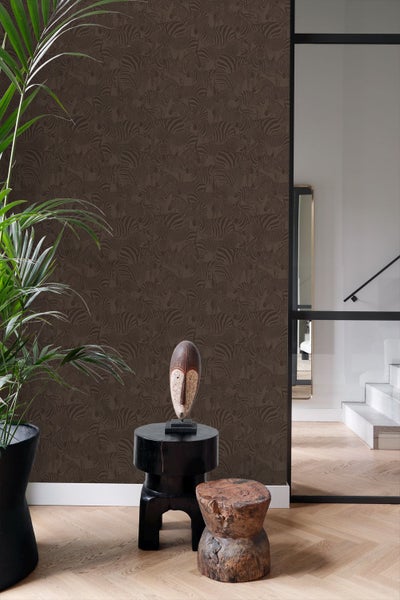 Vliestapete mit Zebramuster an einer Wand in einem modern gestalteten Raum mit Parkettboden und Holzmöbeln.