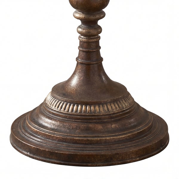 Detailaufnahme eines bronzefarbenen Kerzenständers