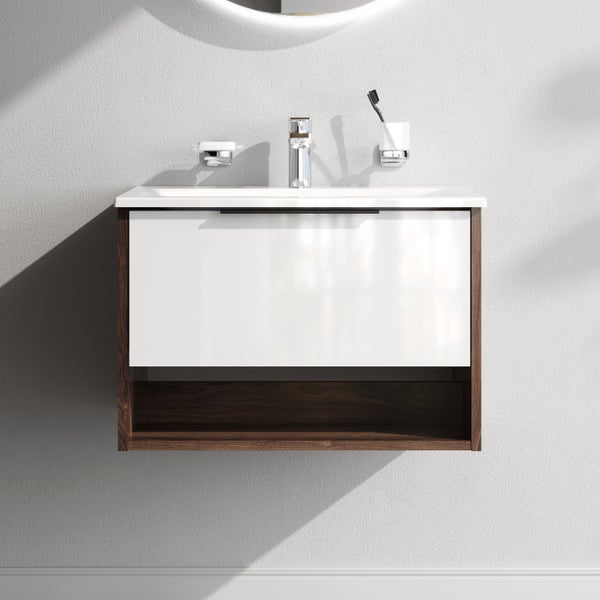 Moderner Waschtisch mit Unterschrank in Holzoptik und weißer Front, inklusive Waschbecken, Armatur und Wandhalterung im Badezimmer.