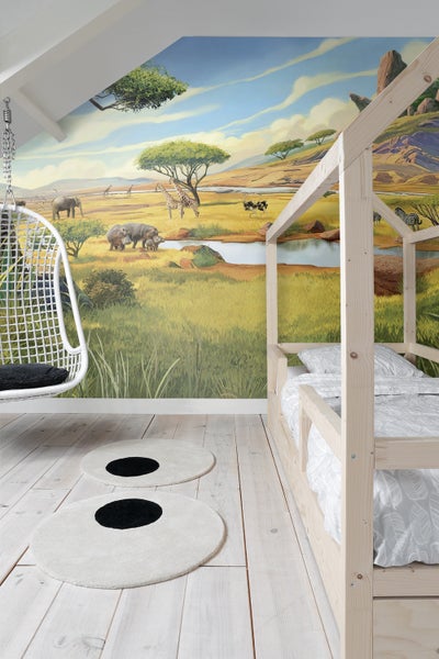 Kinderzimmer mit Wandbild im Safari-Stil, Hängekorbsessel und Holzbett
