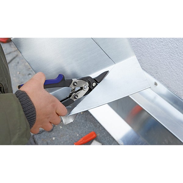 Blechschere mit blau-schwarzen Kunststoffgriffen für Metallarbeiten.