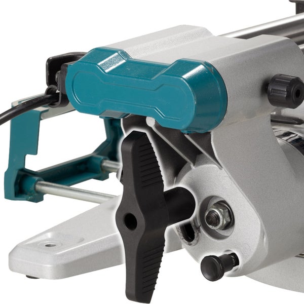 Detailansicht einer Kapp- und Gehrungssäge mit Feststellhebel