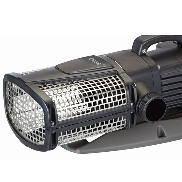 Oase Teichpumpe mit silbernem Metall-Filterkorb und schwarzem Gehäuse.