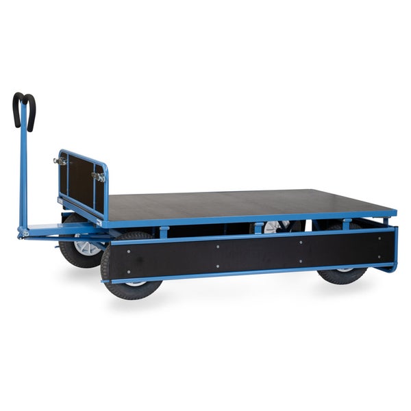 Blauer Plattformwagen mit Holzaufbau, vier Luftreifen und langer Deichsel.