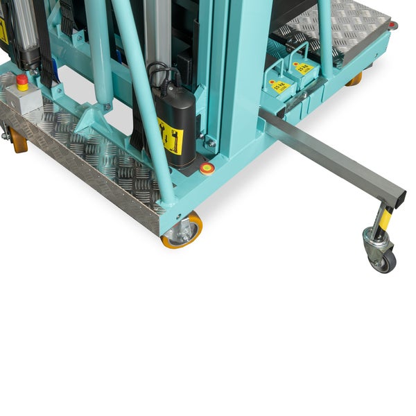 Türkisfarbenes Untergestell eines Hebegeräts aus Metall mit Riffelblech, Rollen und einem ausziehbaren Seitenarm.