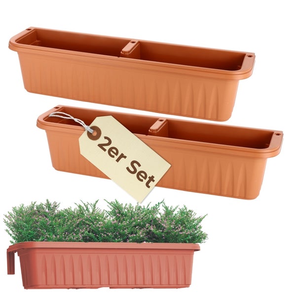 Zweier-Set Balkonkästen aus Kunststoff in Terrakotta-Optik, ein Kasten mit Pflanzen bepflanzt.