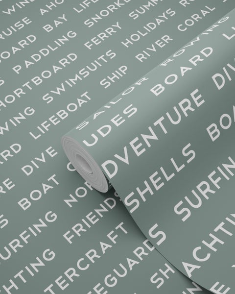 Tapetenrolle mit aufgedruckten Wörtern zum Thema Urlaub