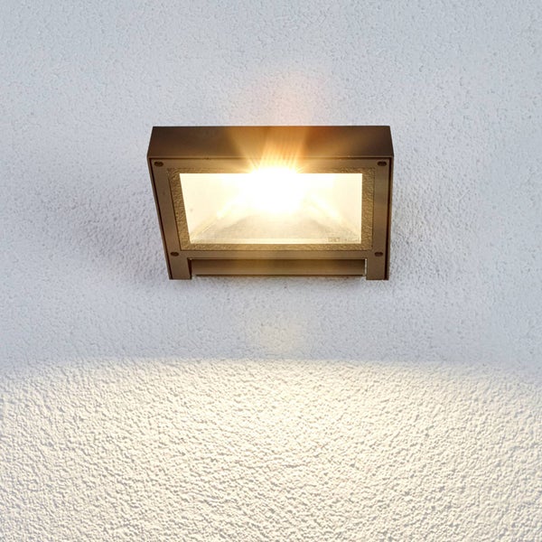 Eingeschaltete rechteckige LED-Außenwandleuchte in Anthrazit mit warmweißem Lichtschein.
